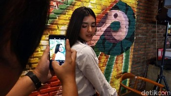 Penggunaan reflektor untuk memunculkan warna wajah model jadi hal penting. (Foto: Muhamad Imron Rosyadi/detikINET)