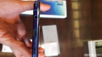Di bagian bawah terdapat colokan USB Type C, speaker dan colokan headphone standar 3,5 mm. Foto: Virgina Maulita Putri/detikinet