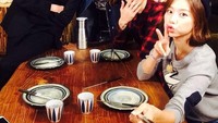 Begini keseruannya saat makan bareng SSujining Park dan dua artis lainnya. Sebelum makanannya datang, mereka melakukan wefie. Foto: Instagram skawngur