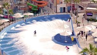 Bayangkan, main surfing di kolam bukan di laut! (Laguna Waterpark)