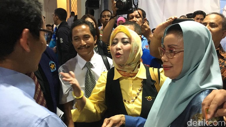 Kejutan Pisang Goreng dari Ibunda untuk Sandiaga Kejutan Pisang Goreng dari Ibunda untuk Sandiaga