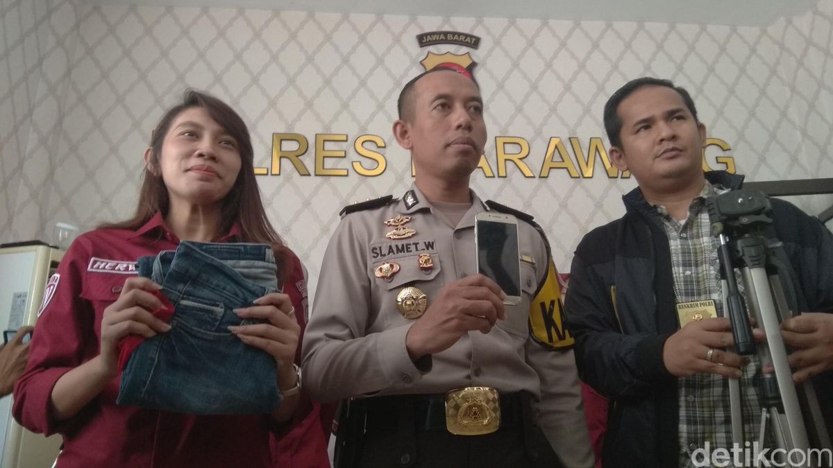 Porno aktrisa ikki erkakni hojatxonada miniz qiladi.