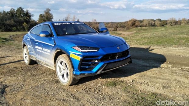 - Terpaan angin makin kuat siang itu di Vallelunga, Italia, Sabtu (17/11/2018). Sangarnya suara Lamborghini yang sahut-sahutan di area sirkuit pun tak lantas membuat pengunjung terhangatkan. Begitu juga dengan detikOto yang menghadiri perhelatan Super Trofeo 2018 World Final bersama Pertamina.