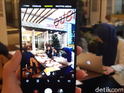 Unboxing Galaxy A9, Kamera Belakangnya Terbanyak di Dunia