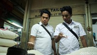 Tim dari Bulog dan Satgas Pangan Polda Metro Jaya menyambangi satu per satu kios yang menjual beras di Pasar Tomang Barat, Rabu (21/11/2018).