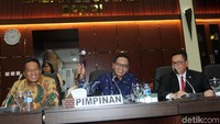 Usai dilantik Sudiro Asno langsung duduk di bangku pimpinan Baleg saat rapat.