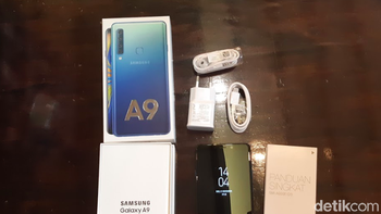 Ini semua kelengkapan yang ada pada kemasan Galaxy A9. Foto: Virgina Maulita Putri/detikinet