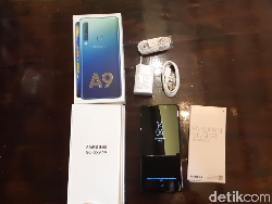 Unboxing Galaxy A9, Kamera Belakangnya Terbanyak di Dunia