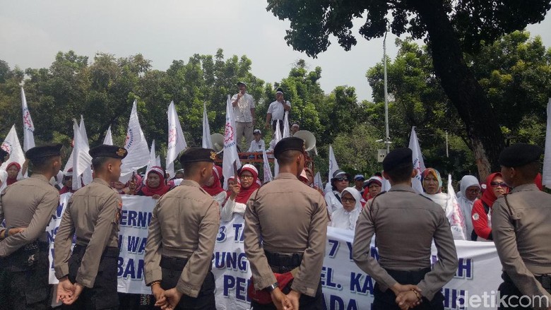 Warga Pulomas Demo Minta Anies Cabut Kepgub Penutupan Lahan Warga Pulomas Demo Minta Anies Cabut Kepgub Penutupan Lahan