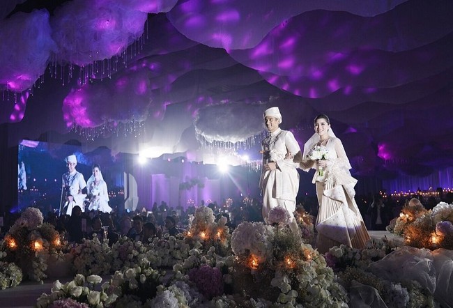 Pada Sabtu (17/11/2018), Chryseis Tan yang merupakan putri Vincent Tan, pendiri dari Berjaya Corporation Berhad, salah satu perusahaan terbesar di Malaysia mengikat simpul lagi dalam acara yang lebih intim, namun tetap mewah. Foto: Instagram