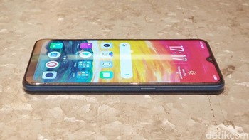 Lantaran mengusung notch tetesan air, membuat rasio screen to bodinya mencapai 88,3%. Foto: Adi Fida Rahman/detikINET