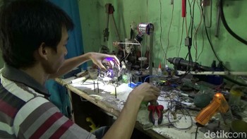Sedangkan untuk menggerakkannya ia gunakan chipset bekas dan gir bekas mainan atau barang elektronik lainnya. Foto: Dian Firmansyah