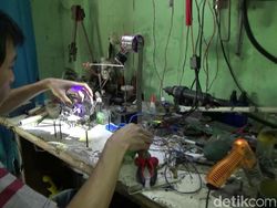 Penyandang Disabilitas Ini Bikin Robot Unik dari Barang Bekas