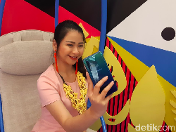 Unboxing Galaxy A9, Kamera Belakangnya Terbanyak di Dunia