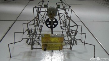 Inisiatif dia itu tinggi, mungkin daripada diam bengong ya, jadi mikirnya dia tuh ingin berkreasi gitu. Awalnya nonton TV lalu dicerna sama dia. Suatu waktu dia muncul ide untuk merealisasikan bikin robot. Awalnya pakai bahan-bahan yang tersedia di rumah aja seperti bekas payung, kabel-kabel telepon, dia manfaatin. Lalu belajar dari YouTube dan internet, urai ibundanya. Foto: Dian Firmansyah