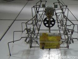 Penyandang Disabilitas Ini Bikin Robot Unik dari Barang Bekas