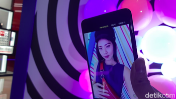 Layarnya menggunakan display Super AMOLED berukuran 6,3 inci dengan resolusi 1080x2220 pixel. Galaxy A9 dilengkapi dengan fingerprint sensor di bagian belakang ponsel. Ponsel berbobot 183 gram ini menggunakan baterai berkapasitas 3.800 mAh yang didukung fitur fast charging. Foto: Virgina Maulita Putri/detikinet
