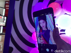 Unboxing Galaxy A9, Kamera Belakangnya Terbanyak di Dunia