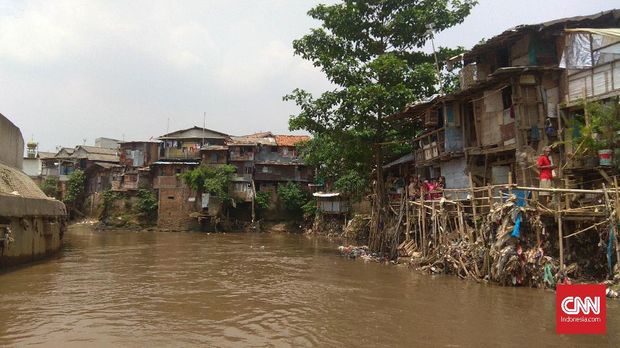 Kondisi bantaran Sungai CIliwung yang padat dengan pemukiman.