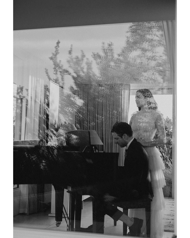 Senang sekali akhirnya bisa menikah. Mungkin hidup kami tidak terlalu banyak berubah, tapi aku senang dengan status suami dan istri, ujar Mandy kepada People. (Foto: Instagram/@mandymooremm)