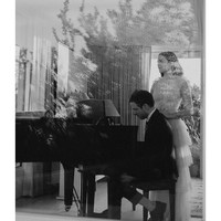 Senang sekali akhirnya bisa menikah. Mungkin hidup kami tidak terlalu banyak berubah, tapi aku senang dengan status suami dan istri, ujar Mandy kepada People. (Foto: Instagram/@mandymooremm)