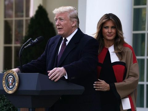Melania Trump Mencuri Atensi Pakai Coat, Harga Bajunya Rp 137 Juta