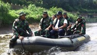 Panglima Kodam Jaya (Pangdam Jaya) Mayjen TNI Joni Supriyanto bersama jajarannya menyusuri Kali Ciliwung, Jakarta, Rabu (21/11/2018).