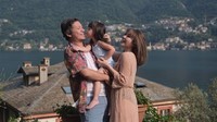 Mereka juga sempat berfoto bareng dengan latar Lake Como dan deretan bangunan khas Italia yang indah (@gadiiing/Instagram)  