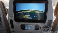 Dilengkapi layar sentuh berukuran 11,1 inch, serta remote tambahan. Traveler bisa menikmati hiburan film terbaru. Pilihan lagunya pun lengkap. Anti mati gaya selama terbang (Melissa Mailoa/detikTravel)