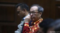 Orang kepercayaan Novanto, Made Oka Masagung, meminta majelis hakim memberikan hukuman ringan atas perkara ini.