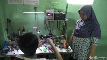 Dia kemudian diarahkan untuk melanjutkan sekolah ke jenjang selanjutnya. Namun, Ahmad lebih memilih mendalami kesukaannya terhadap dunia robotik. Foto: Dian Firmansyah