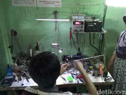 Penyandang Disabilitas Ini Bikin Robot Unik dari Barang Bekas