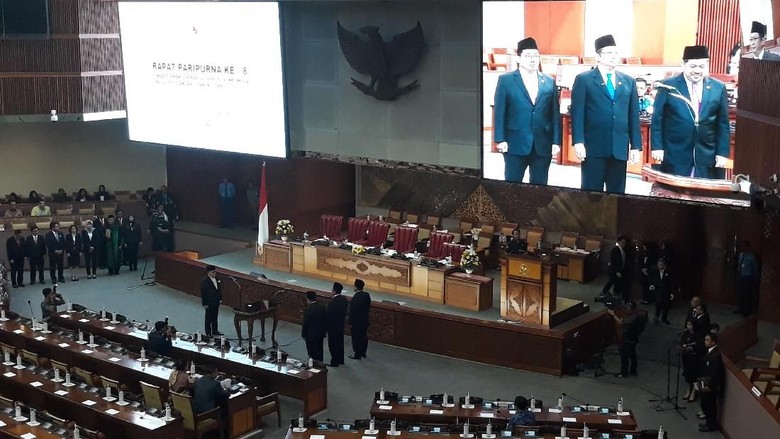 DPR Lantik Pengganti Eni Saragih DPR Lantik Pengganti Eni Saragih