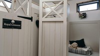 Di dalam kamar dapat dijumpai kasur nyaman anti bakteri dan lantai dengan pemanas (Bath Country Pets) 