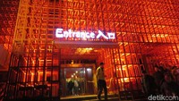 Pertunjukan ini digelar di gedung Red Theater, di Jalan Xingfu No.44, Distrik Chongwen, Beijing. Para penonton membludak menyaksikan pertunjukan ini. (Rita Uli/detikTravel)