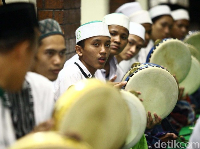 Peringatan Maulid Nabi PBNU

Umat muslim merayakan peringatan maulid nabi yang diselenggarakan di PBNU, Jakarta, Rabu (21/11/2018) malam. Grandyos Zafna/detikcom