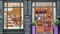 Sugarfina di Beverly Hills menawarkan konsep klasik serba putih di gerainya. Ini karena sang pemilik ingin membuat butik permen untuk orang dewasa saat membuka Sugarfina. Ada lebih dari 125 jenis permen di sini. Foto: Istimewa