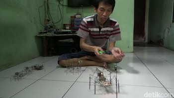 Awalnya malah enggak tahu bahwa bisa bikin robot semacam ini. Karena tidak ada yang ngajarin, di sekolah juga gak belajar ini, hanya belajar biasa. Dia bisa bikin robot secara otodidak belajar sendiri, ujar ibundanya, ditemui di kediamannya di Purwakarta. Foto: Dian Firmansyah
