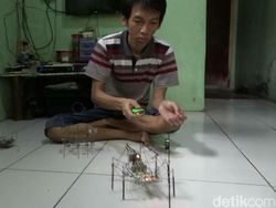 Penyandang Disabilitas Ini Bikin Robot Unik dari Barang Bekas