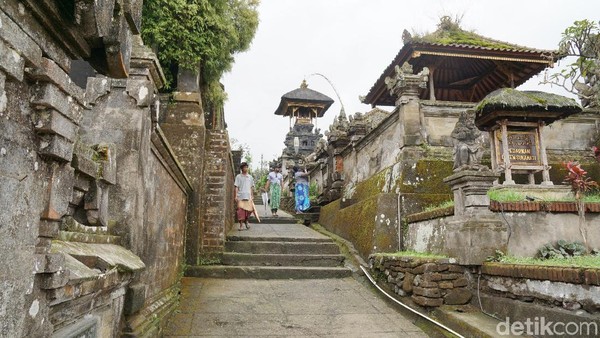 Bangunan pura begitu bersih dan rapi. Terlihat bagaimana sangat terawatnya tempat beribadah terbesar di Bali ini (Syanti/detikTravel) Bangunan pura begitu bersih dan rapi. Terlihat bagaimana sangat terawatnya tempat beribadah terbesar di Bali ini (Syanti/detikTravel)