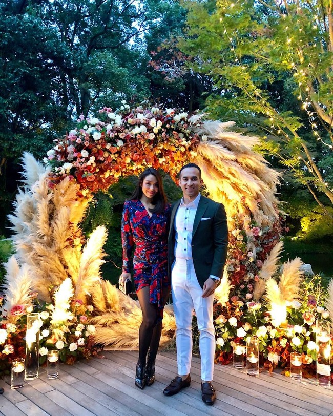 Kali ini, Chryseis mengenakan gaun Oscar de la Renta untuk acara utama dan gaun Prabal Gurung untuk resepsi. Dia kemudian mengenakan gaun Chanel untuk pesta setelahnya. Foto: Instagram