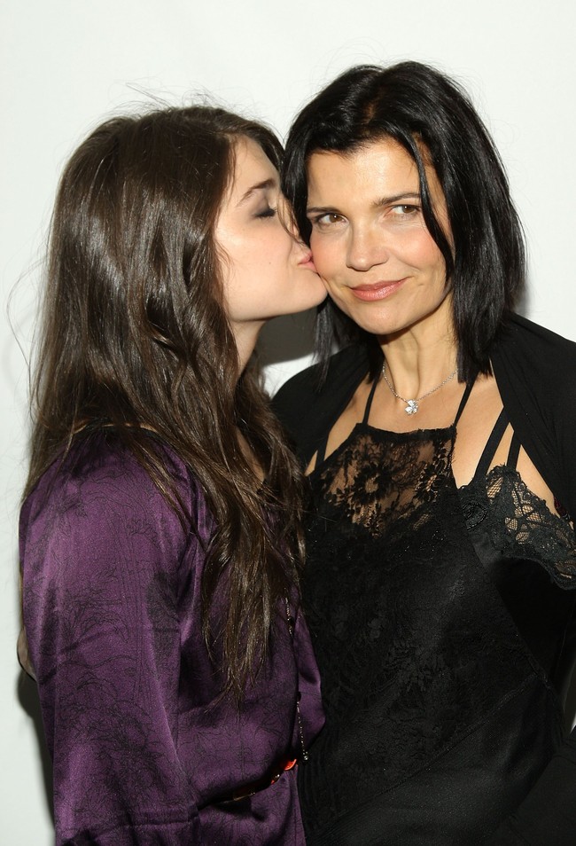 Pose bersama ibu, Ali Hewson. Kecupan manis pun ia daratkan ke pipi ibu tersayang. Foto: Getty Images