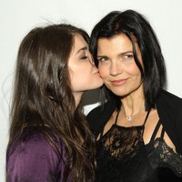 Pose bersama ibu, Ali Hewson. Kecupan manis pun ia daratkan ke pipi ibu tersayang. Foto: Getty Images