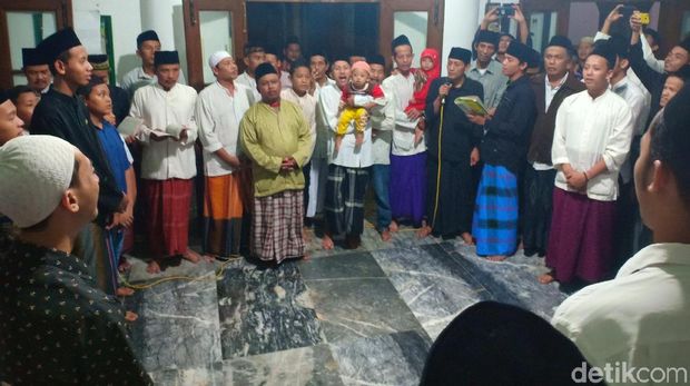 Peringati Maulid Nabi, Jamaah Masjid Tua-Muda di Kediri Berebut Koin