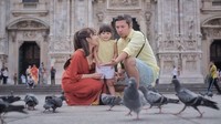 Ini foto bareng mereka di depan Duomo Cathedral yang jadi ikon Milan. Burung merpati yang biasa nongkrong di depan katedralnya jadi objek foto (@gadiiing/Instagram)  