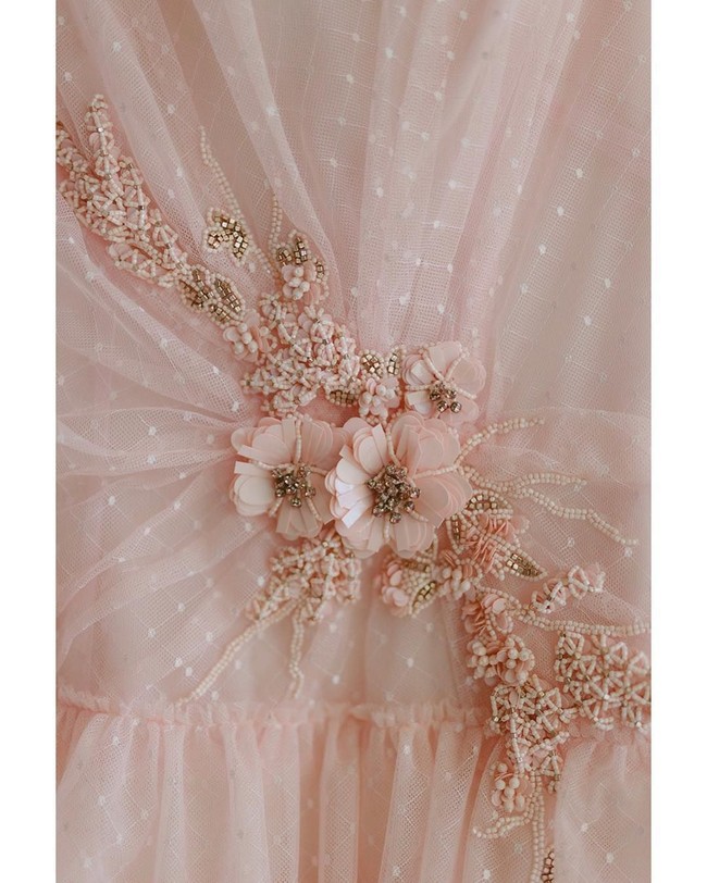 Gaun tersebut juga dipecantik dengan detail bunga tiga dimensi dengan beading yang memukau. (Foto: Instagram/@mandymooremm)