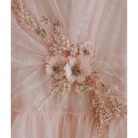 Gaun tersebut juga dipecantik dengan detail bunga tiga dimensi dengan beading yang memukau. (Foto: Instagram/@mandymooremm)