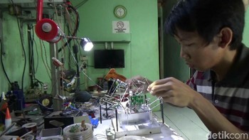 Robot yang menyerupai seekor laba-laba, didesain olehnya dengan memanfaatkan barang elektronik bekas. Foto: Dian Firmansyah