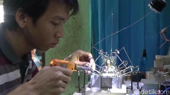 Menjadi penyandang disabilitas bukan berarti harus terpuruk dengan segala kekurangan. Seorang pemuda bernama Ahmad Sobandi (28), berkarya menciptakan robot unik berbahan sederhana. Foto: Dian Firmansyah