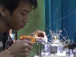 Penyandang Disabilitas Ini Bikin Robot Unik dari Barang Bekas